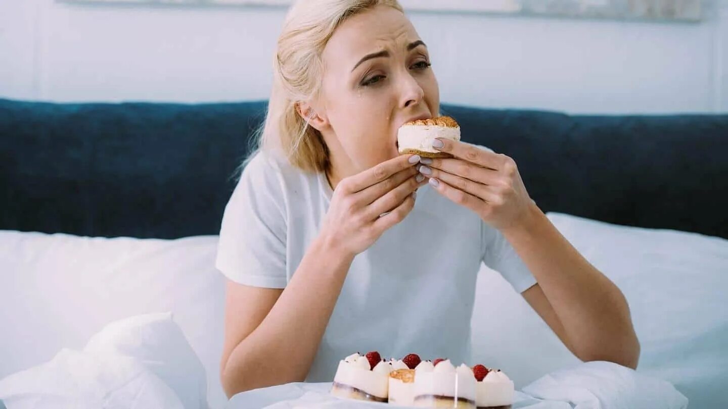 Компульсивное переедание. Женщина заедает стресс. Заедать стресс. Стресс и переедание. Заедать стресс сладким.