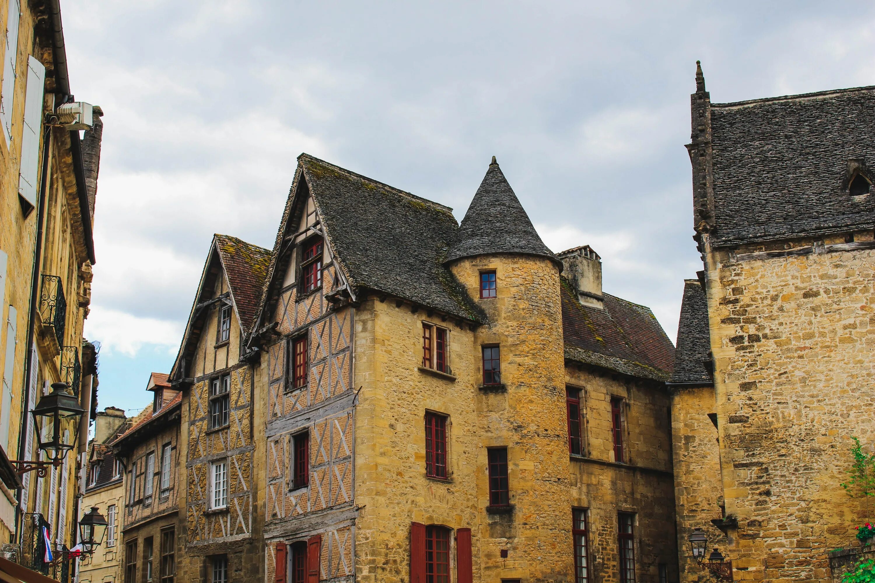 Германская Средневековая улица. Средневековый дом Франция 14 век. Средневековый дом в Англии 14 века. Дома в средневековом городе.
