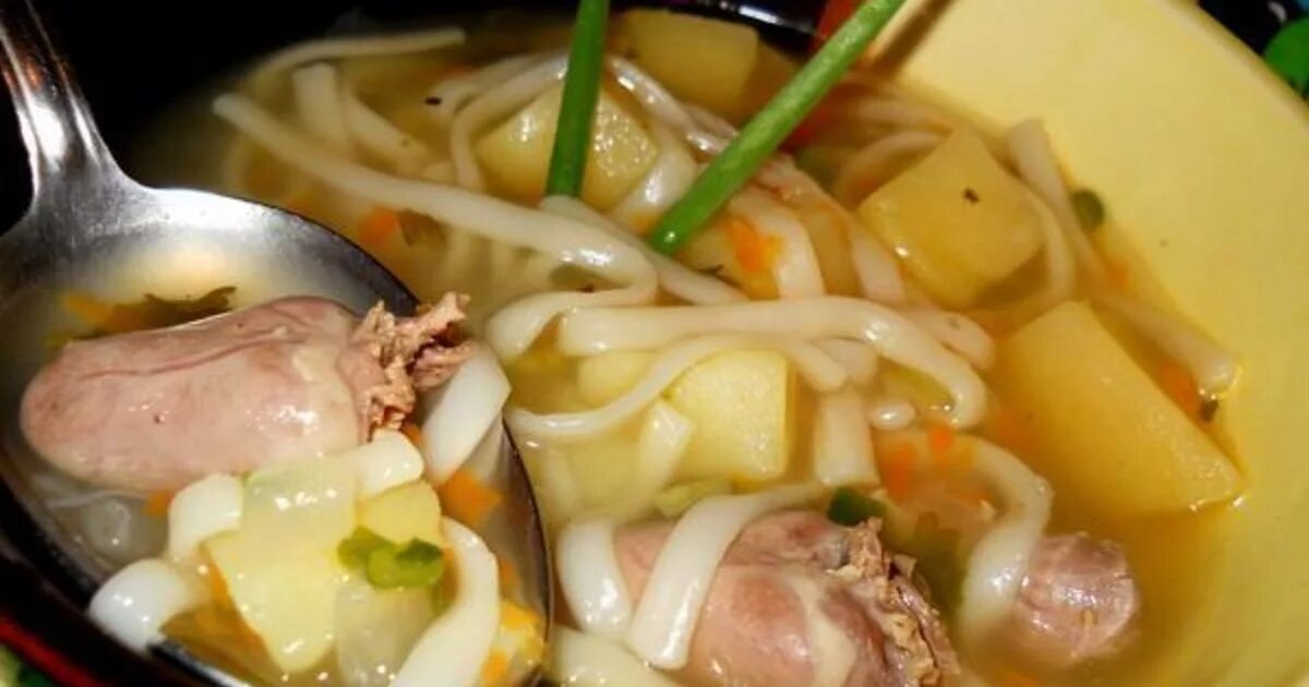 Куриная лапша с потрошками. Суп с куриными потрошками. суп с куриными потрошками и лапшой. суп из куриных потрошков. супчик куриный с потрошками.