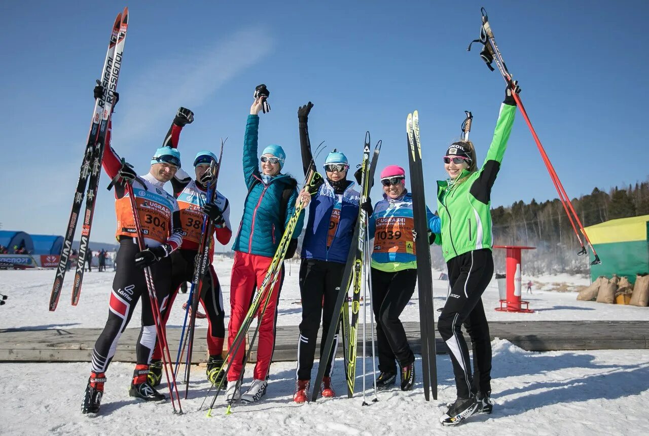 антон ханты-мансийск. лыжная трасса ханты мансийск. юлия дроздова биатлон. югорский лыжный марафон. подростки на лыжах.