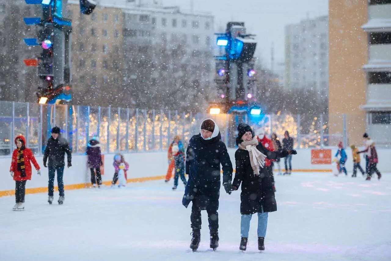 Каток вешняки московские. Каток в Некрасовке. Каток на Коптевском бульваре. Каток Вешняки.