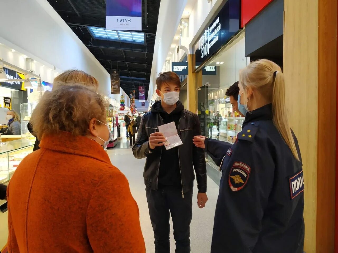 Подростки в торговом центре. Подростки в ТЦ. Школьники в торговом центре. Подростки в развлекательных торговых центрах. Без родителей самара