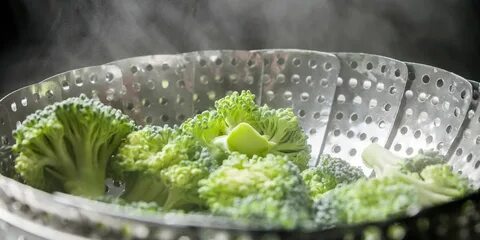 Замороженная брокколи в кастрюле