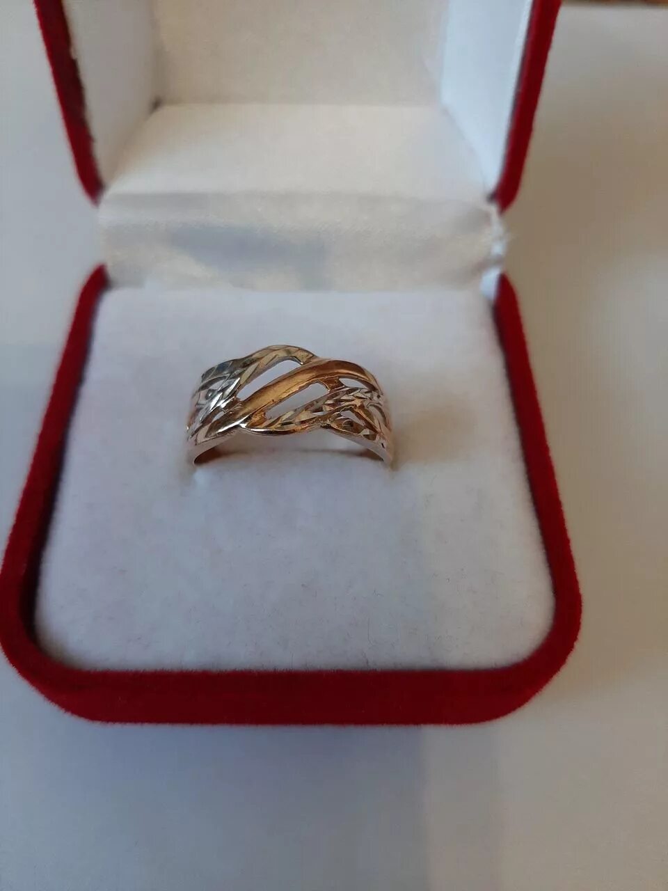 Золотое кольцо подарок. Кольцо с топазом 3,5 грамма золото. Золотое кольцо в коробочке. Красивая коробочка для кольца. Кольцо золотое женское в коробочке.