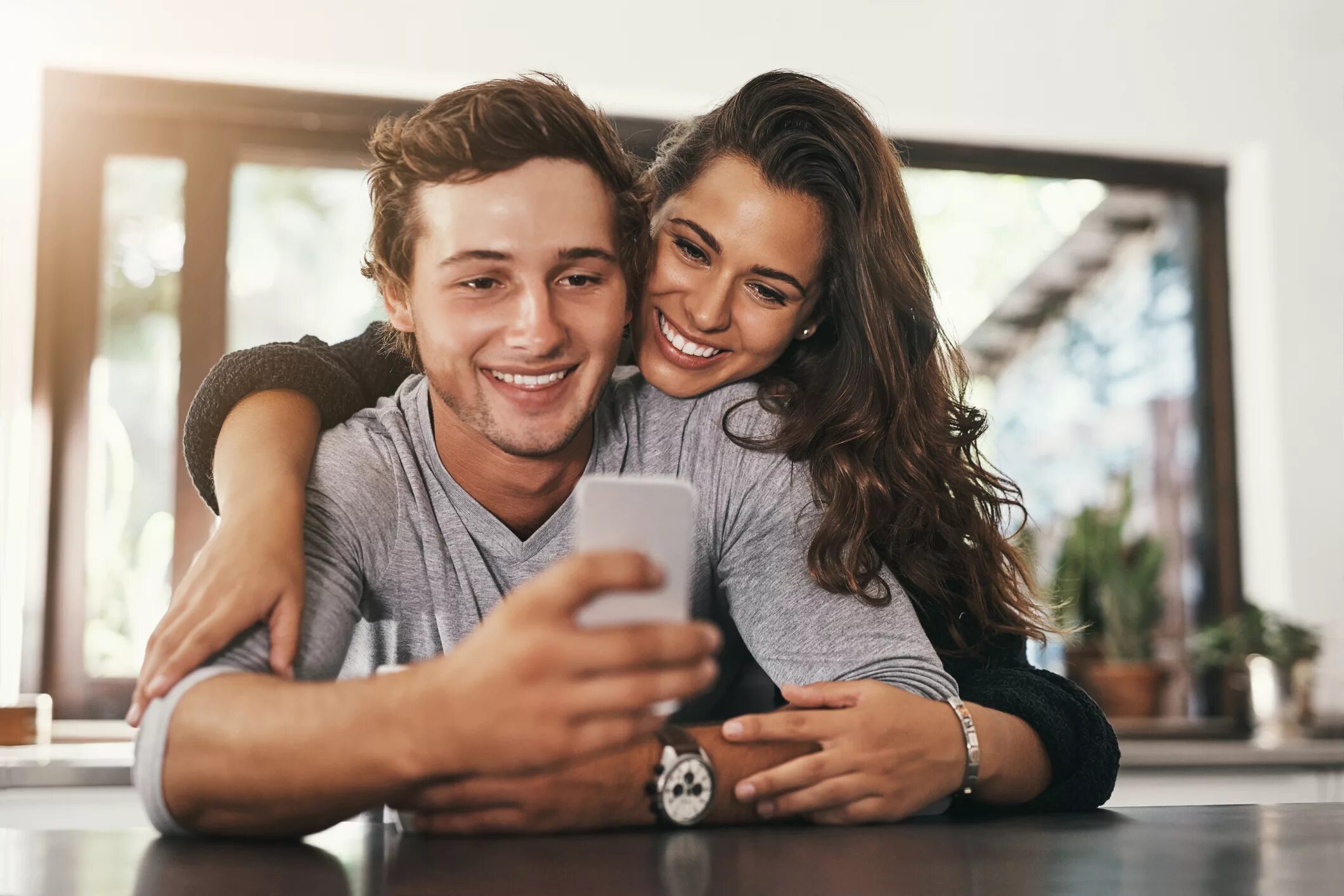 Человек который поженился на телефоне. Фотосессия love story в парке аттракционов. Мужчина и женщина держатся за руки. Отношения между мужчиной и женщиной подростки. Мужчина и женщина счастье.