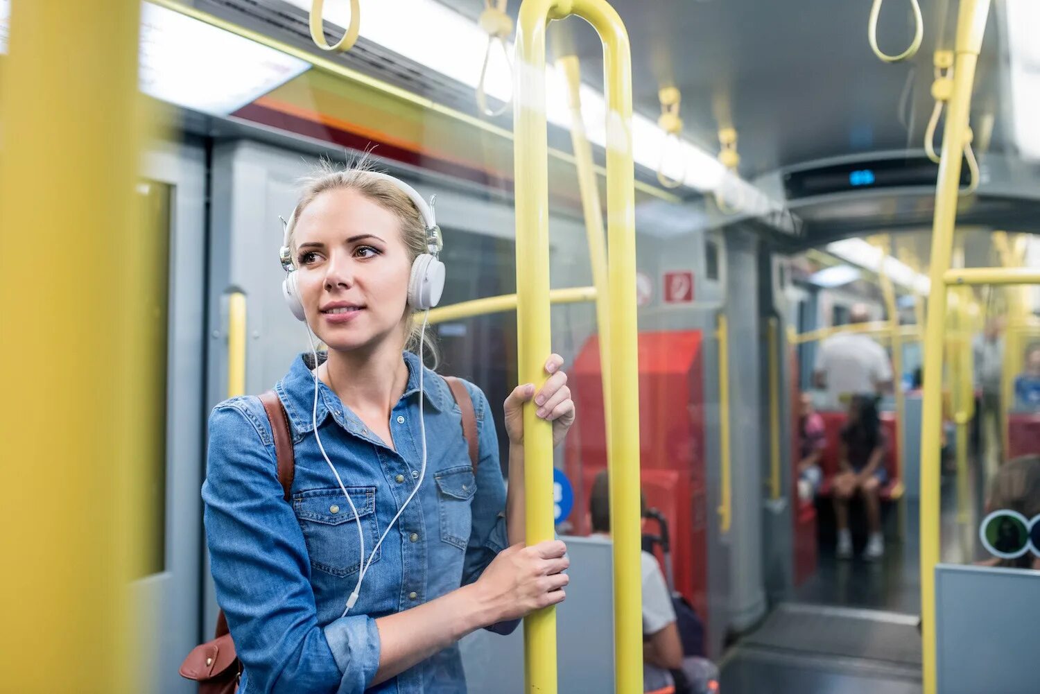 Молодая в общественном транспорте. Девушки в транспорте. Наушники в транспорте. Девушка в наушниках в транспорте. Люди в наушниках в метро.