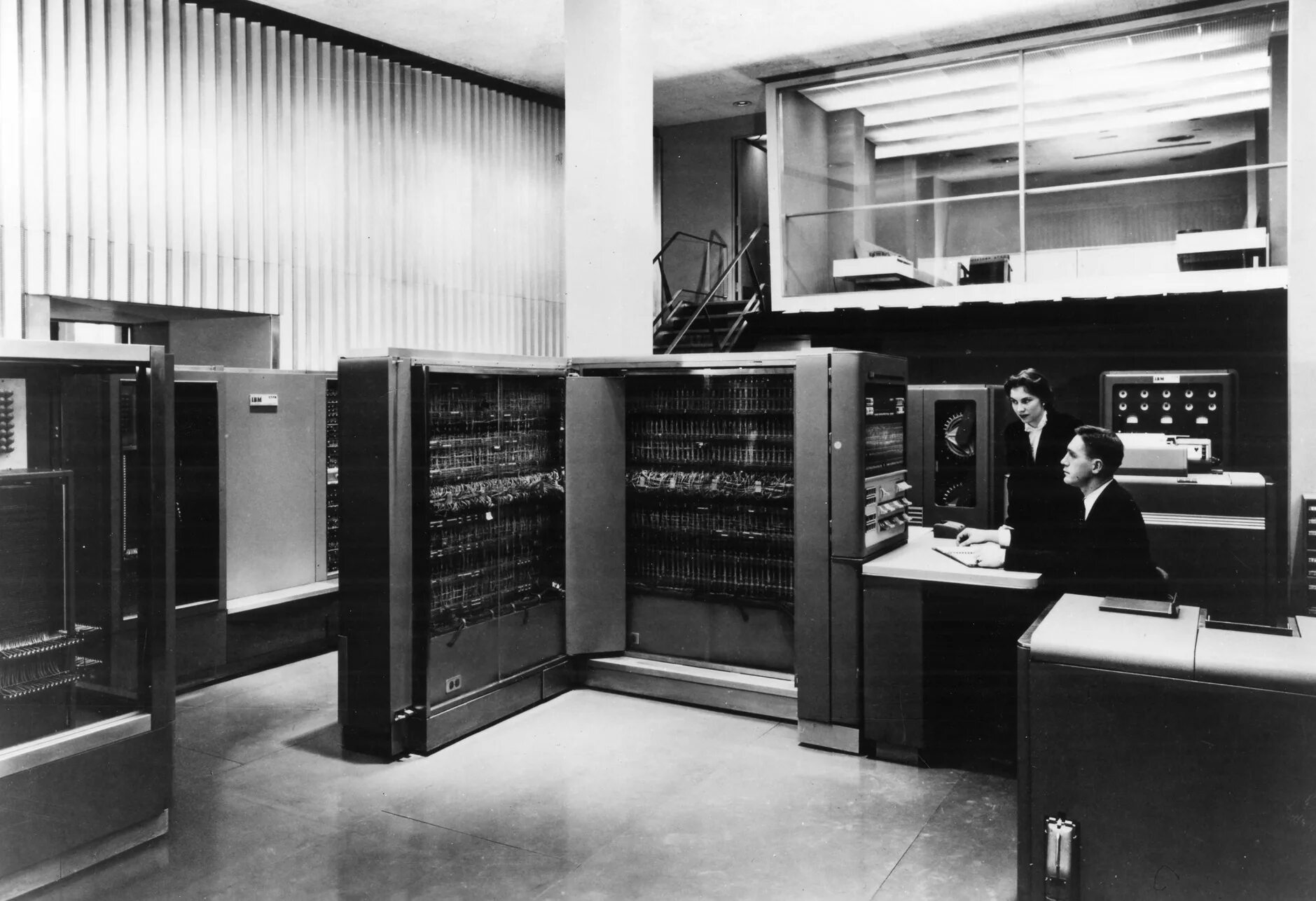 Ibm работа. Компьютер IBM 704. IBM 701. IBM 701 ЭВМ. 1957 IBM - 701.