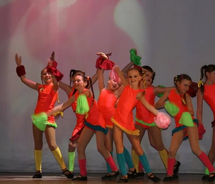 занятия танцами с детьми. детские эстрадные вокальные коллективы. просто просто мы маленькие звезды. звезды звезды мы маленькие. звезды для танца в детском саду.