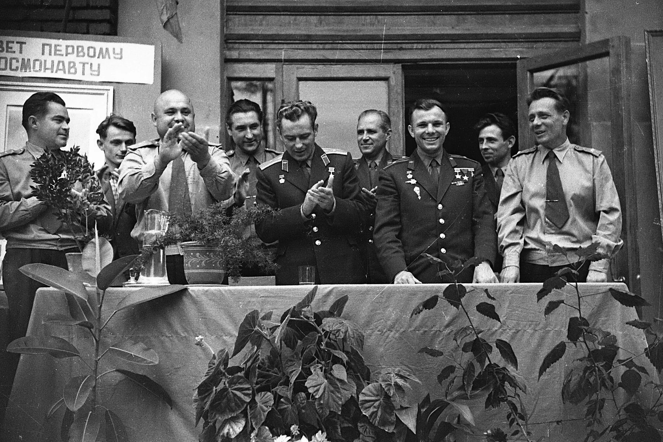 Гагарин во время войны. Встреча Гагарина и Титова. Гагарин в центре подготовки. Гагарин в центре подготовки Космонавтов. Гагарин и Титов в Севастополе в 1961 году.