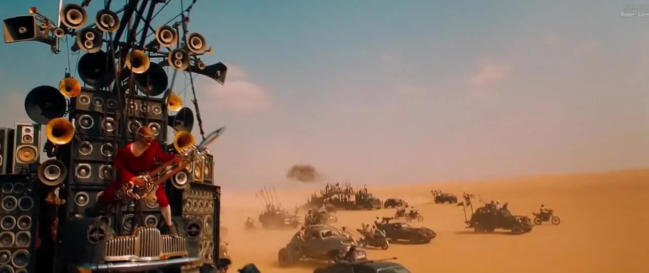 Гитарист из мэд макса. Безумный макс дорога ярости гитара. Mad max fury road guitar. Безумный макс музыка. Безумный макс музыка.
