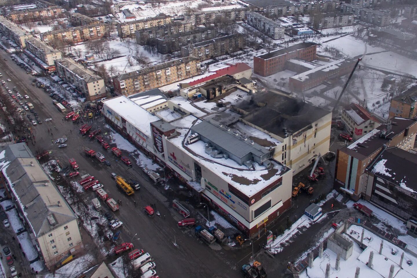 Что сейчас на месте тц зимняя вишня. Пожар в Кемерово в ТЦ зимняя вишня. Зимняя вишня Кемерово 2018. ТЦ зимняя вишня Кемерово. Торговый центр вишня Кемерово.