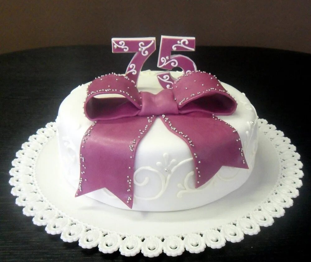 торт на юбилей. оригинальный торт для женщины. торт женщине на 75. украшение торта для женщины. торт на юбилей 75 лет.