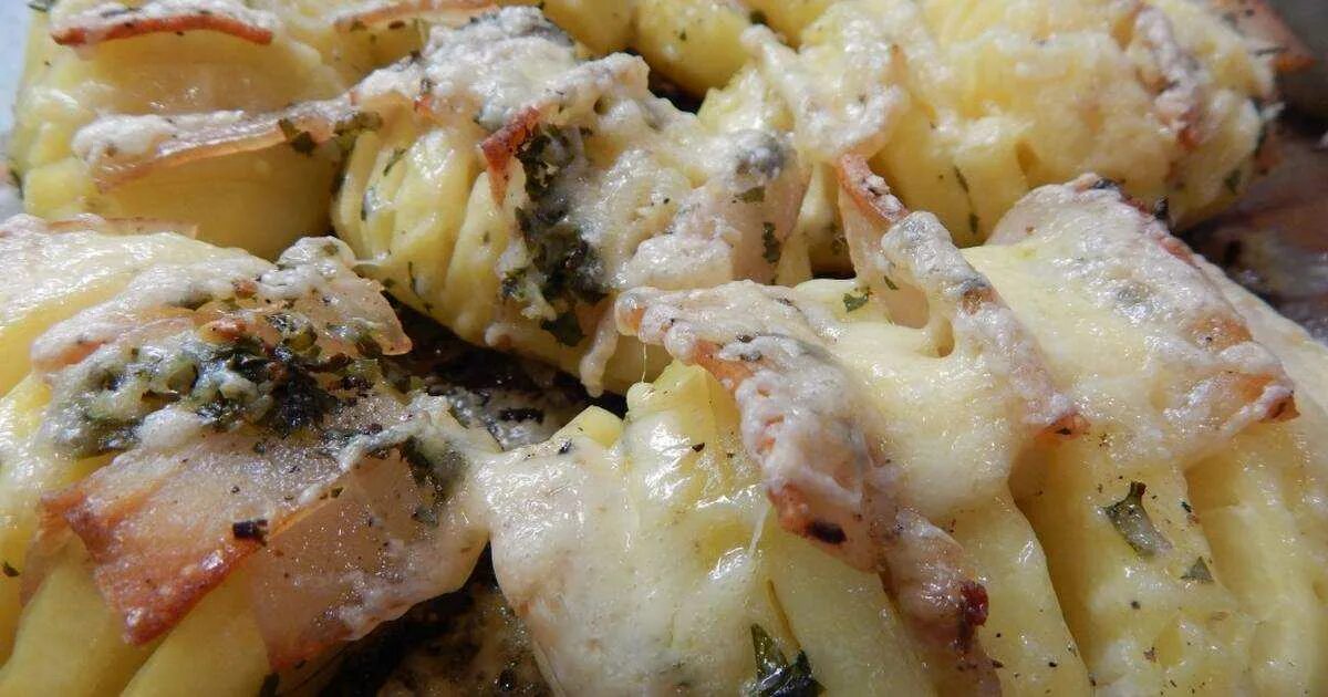 Картофель запеченный с салом в духовке. Сало запеченное в картошке. Сало запеченное в картошке. Сало запеченное в картошке. Печёная картошка в духовке с салом.