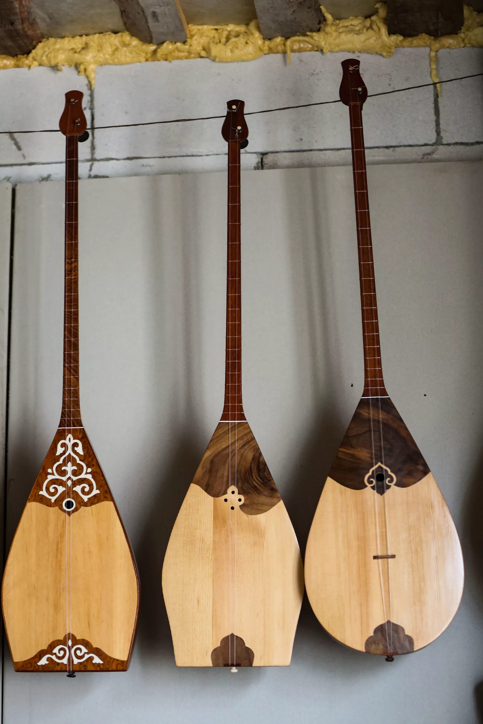 Домбра какой инструмент. Думбыра башкирский музыкальный инструмент. Домбыра музыкальный инструмент. Казахский национальный инструмент домбра. Домбра звучание.