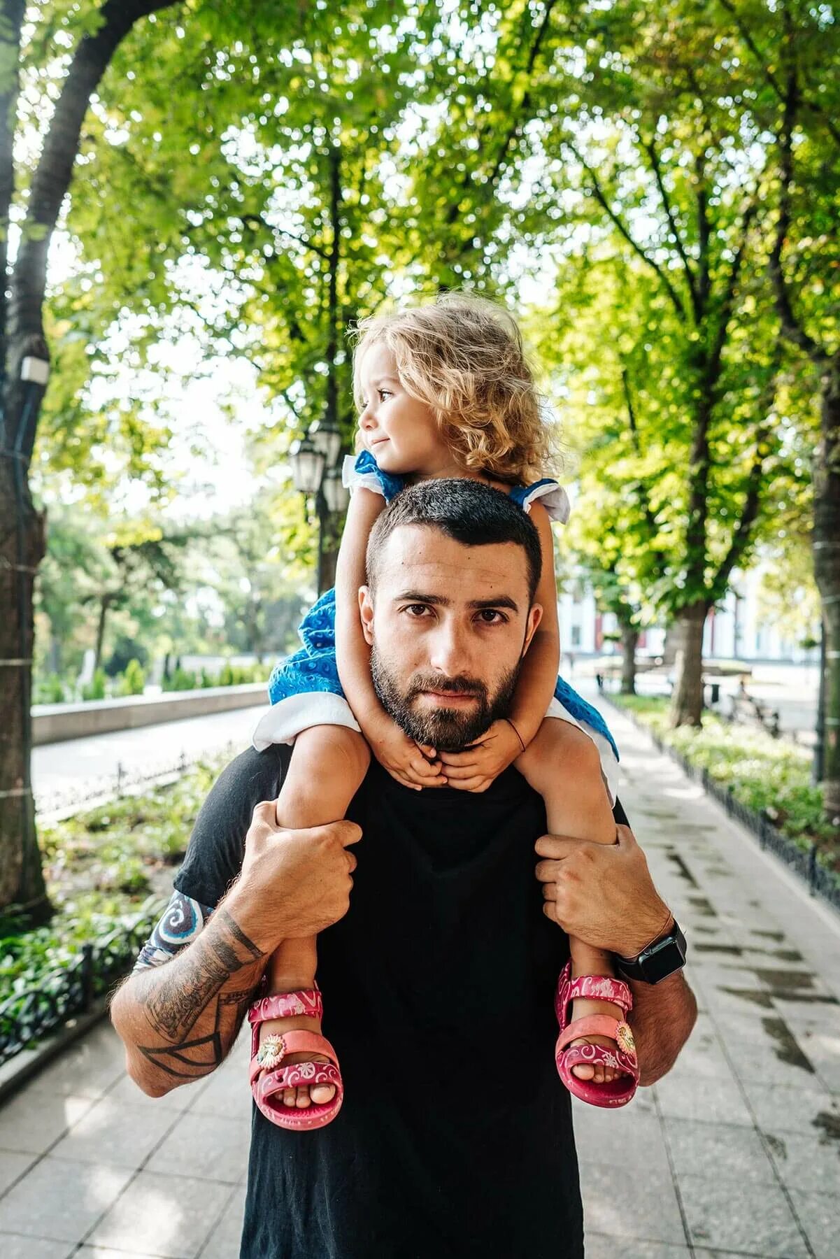 Девочка на шее у папы. Девочка сидит у папы на шее. девочка у папы на шеи чб. ребенок на шее у папы.
