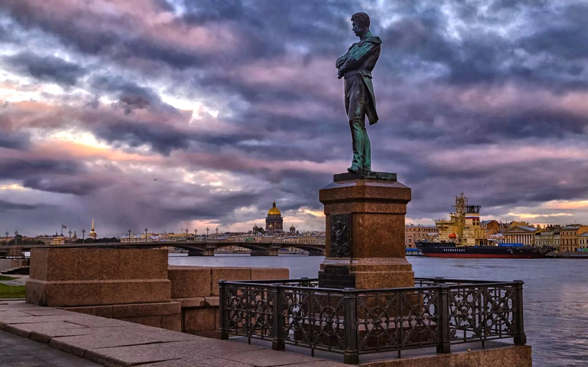 Памятник Крузенштерну в Санкт-Петербурге. Памятник Крузенштерну на набережной лейтенанта Шмидта. Памятник Крузенштерну Питер фото. Памятник Крузенштерну на Васильевском острове.