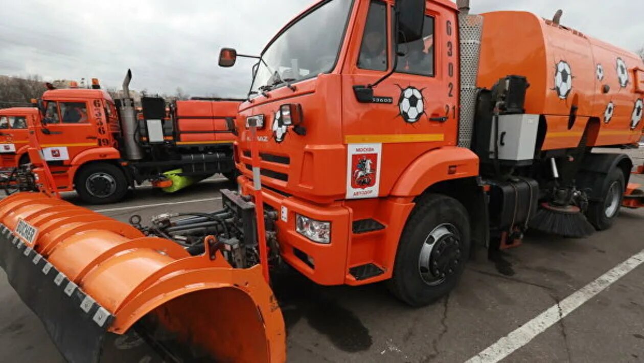 Карта работы коммунальной техники. Коммунальная машина. Коммунальная уборочная техника.