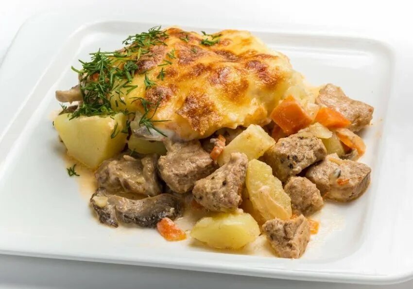 Картошка с мясом. Картошка с мясом в духовке. Говядина с картошкой в духовке. Свинина с картофелем и грибами.