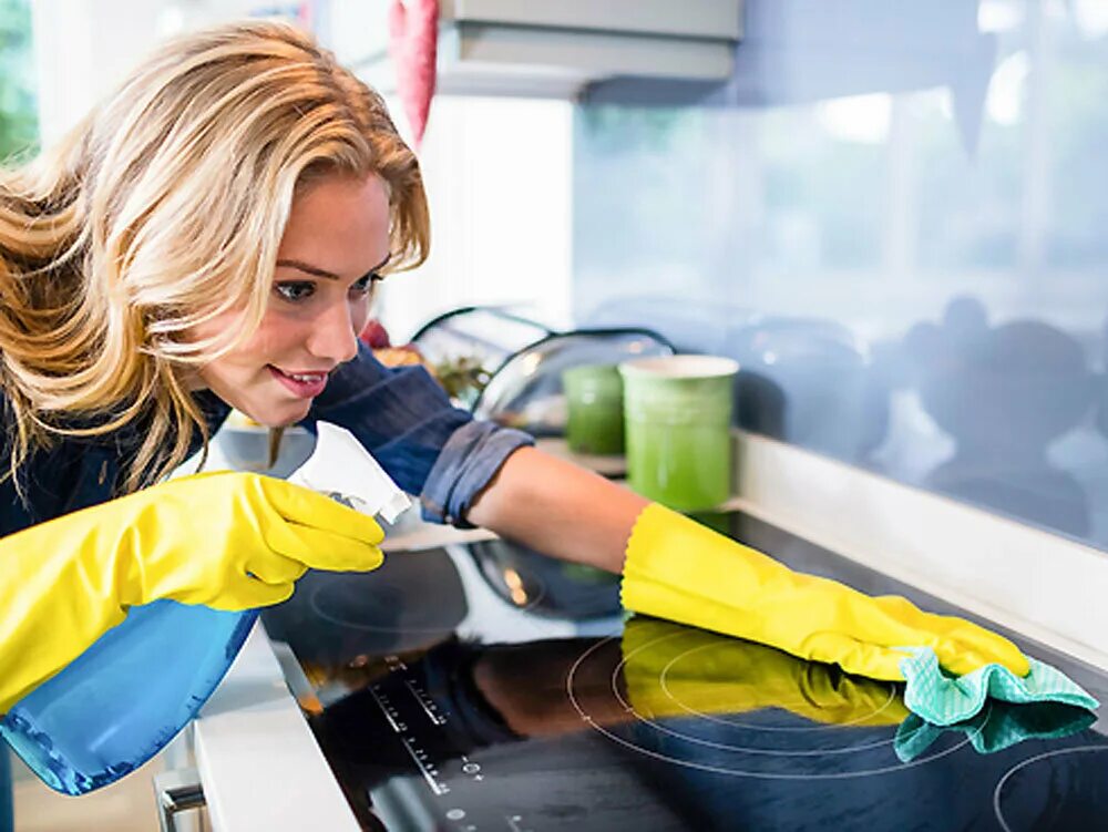 Cleaning up. Мужчина убирается. Генеральная уборка помещений. Красивый мужчина убирается. Cleaning up.