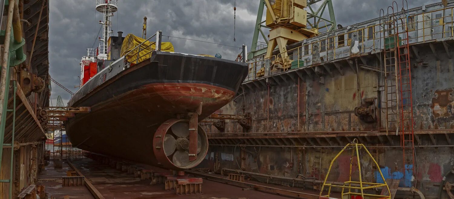 Плавучий док пд-19. Ремонтный док для кораблей. Судостроительная верфь «blohm + voss». Корабельный док. Корабль в доке.