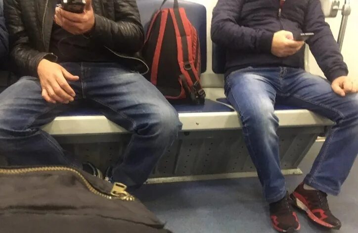 Мужчина сидит расставив ноги. Мужчины в метро с широко расставленными ногами. Мужчины в метро с широкорасставлеными ногами. Парень сидит в метро. Мужчина сидит широко расставив ноги.