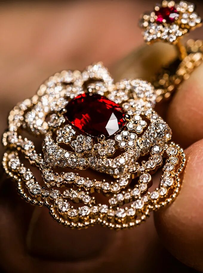 Много украшений. Много украшений. Ювелирные украшения. Красивые украшения. Много золотых украшений в шкатулке.