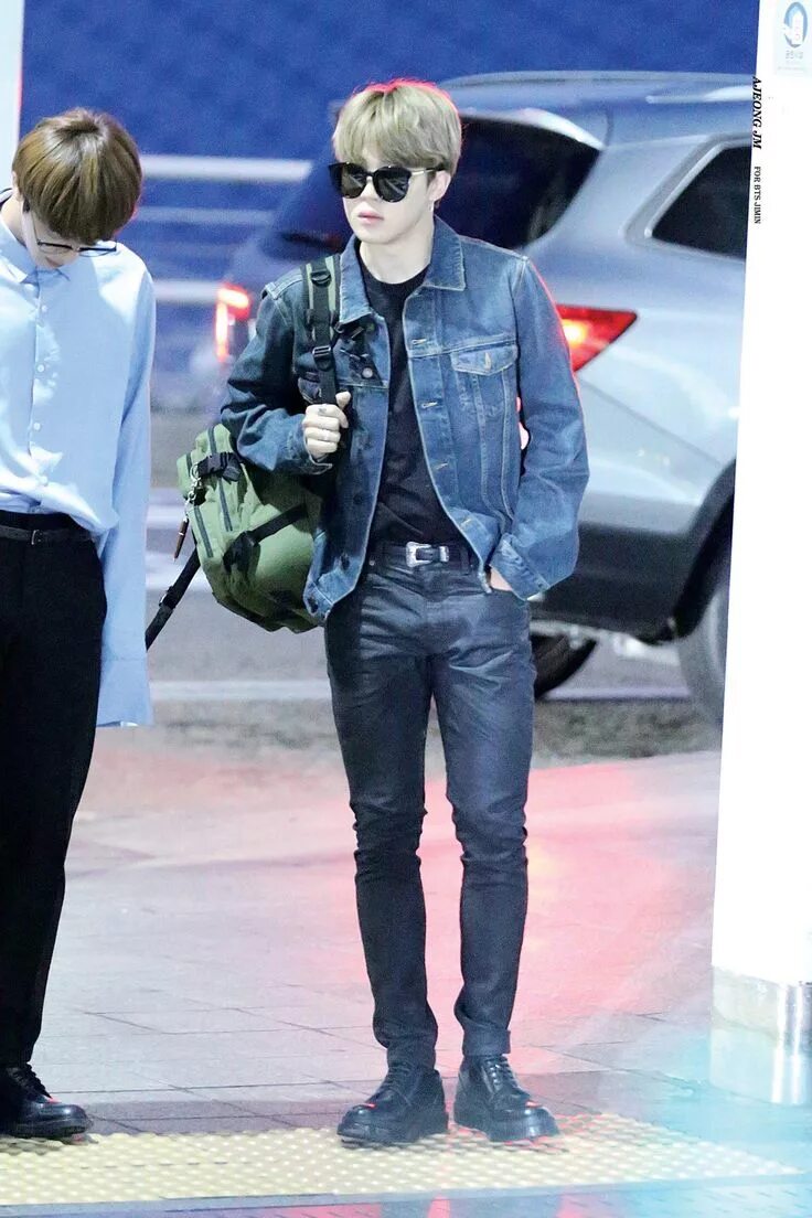 Bts jeans. Мин юнги в полный рост. Бтс в скинни джинсах. Чон чонгук повседневный стиль. Чимин бтс стиль.