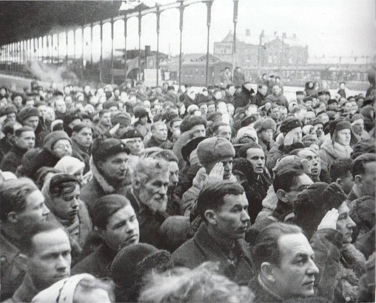 Население блокадного ленинграда. Финляндский вокзал 1941. финляндский вокзал в блокадном ленинграде. финляндский вокзал в блокаду. эвакуация населения блокадного ленинграда.
