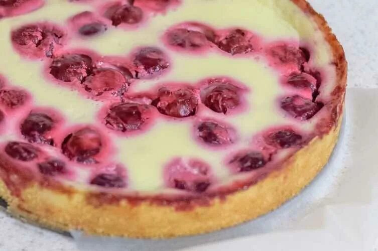 пирок песочный с творогом и вишней. песочный пирог с творогом и вишней. вишневый пирог заливной. пирог с ягодами и сметанной заливкой. пирог с заливкой из сметаны с ягодами пошаговый.