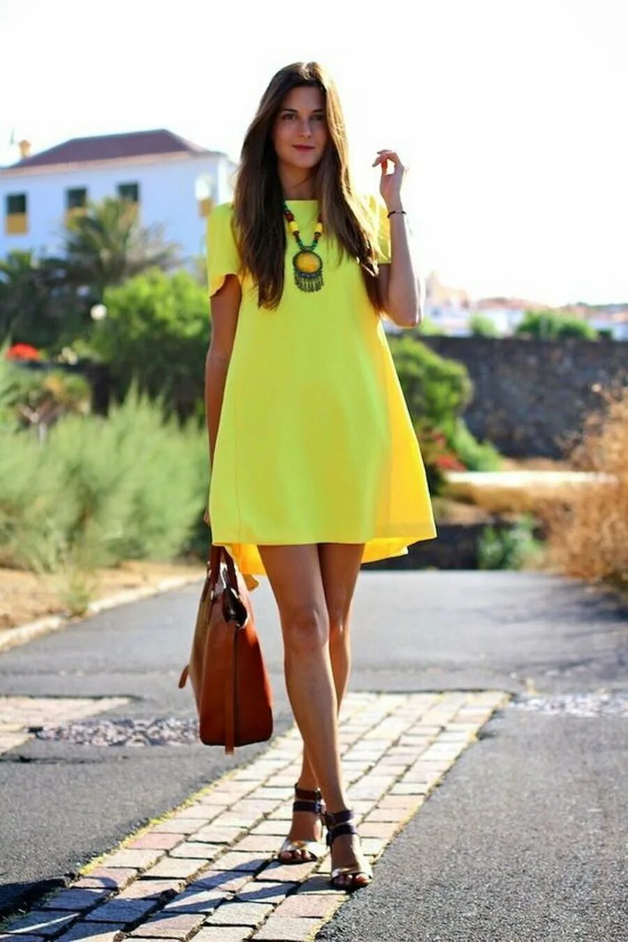 Летнее платье. Модные летние платья. Платье трапеция. Желтое платье. Под легким платьем