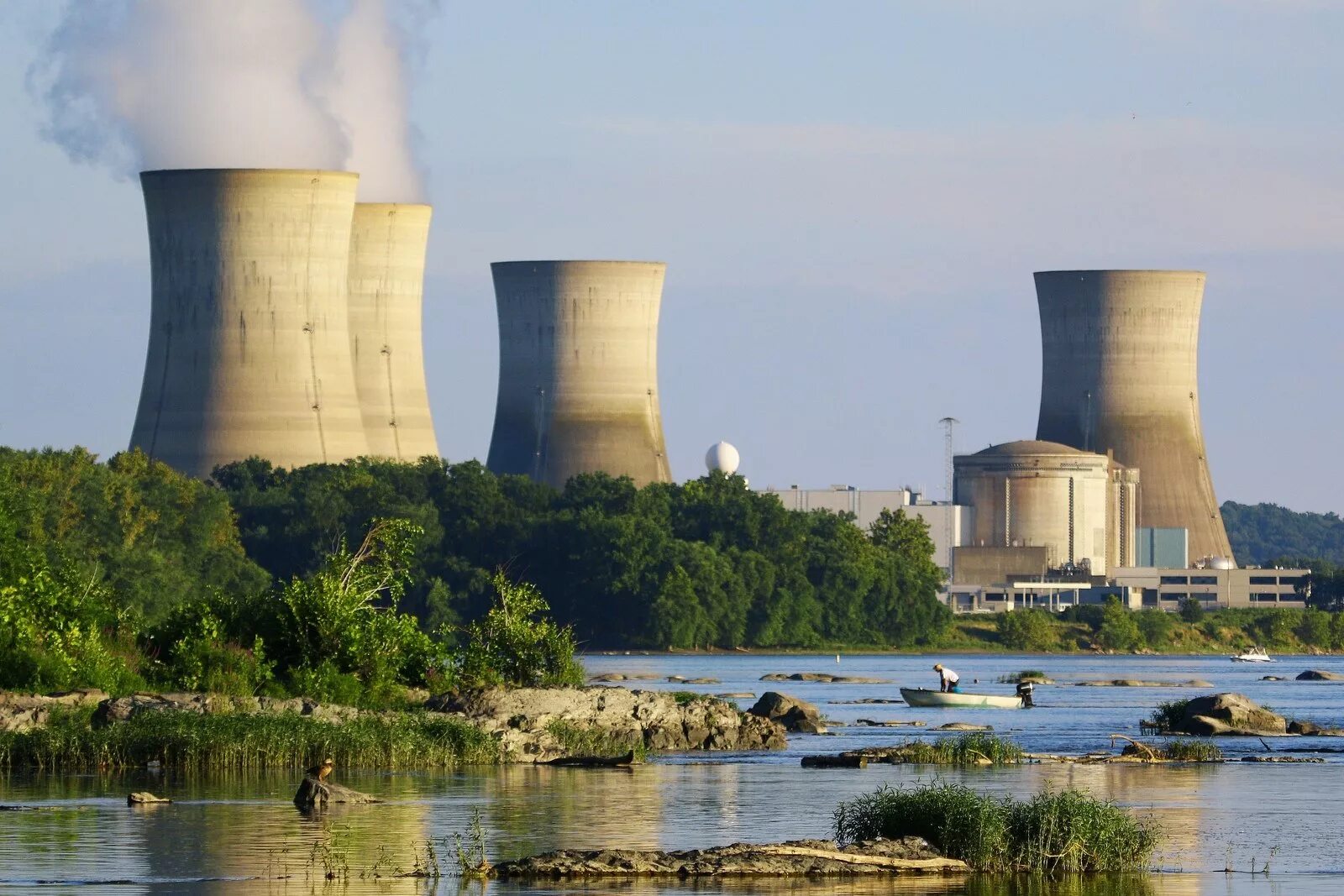 Аэс много в. АЭС «три-майл-Айленд», США. Атомная энергия АЭС. Ядерная станция три-майл-Айленд. Градирни АЭС США.