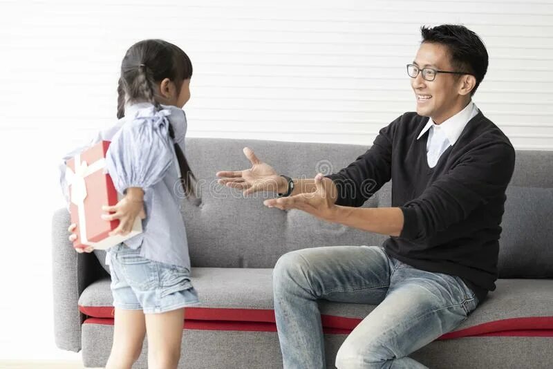 Семья с дочкой азиаты. Дочка вручает ключи отцу. Give dad a Gift. Папа дочку азиатку