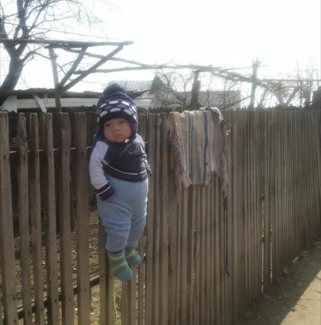 Дети висят на заборе. Мальчик повис на заборе. Парень повис на заборе. Понравилось гулять