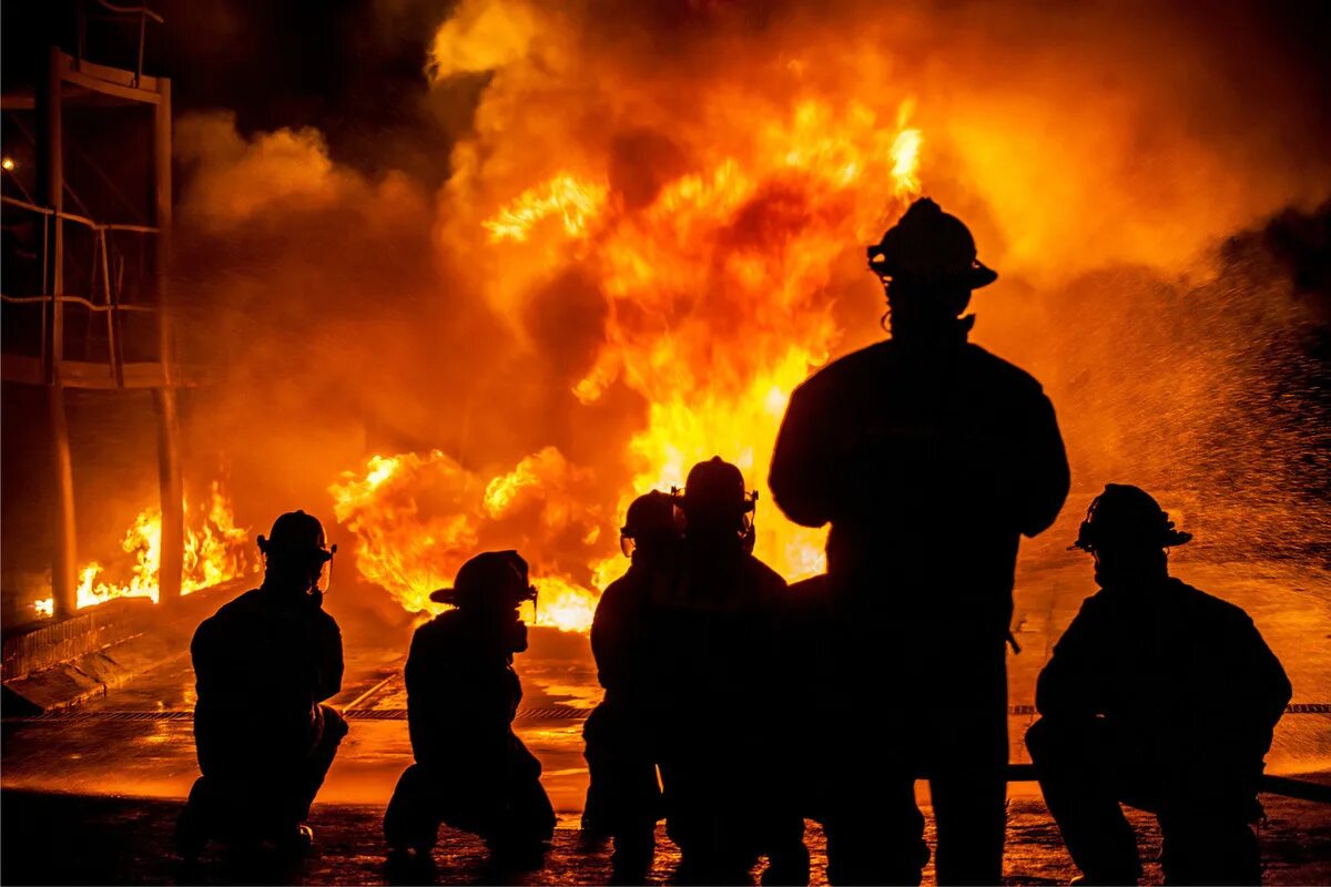 Знает как огнем горит. Огонь пожар. борьба с огнем. arson человек. открытое пламя пожарник.