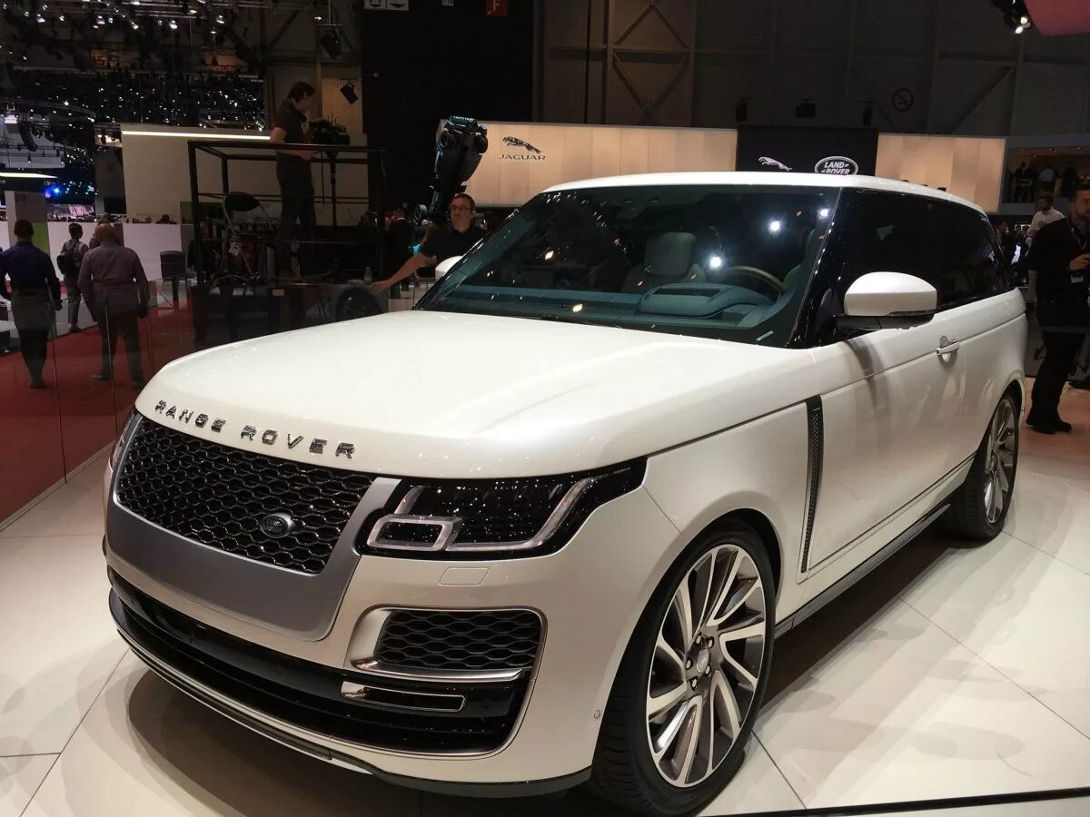 Рендж самые. Range rover 2025. ленд ровер рендж ровер 2025. рендж ровер вилар 2025. рендж ровер sv 2025.
