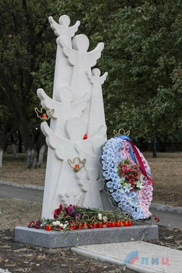 Памятный знак «погибшим детям ЛНР». Аллея памяти детям погибшим в Луганске. Памятник погибшим детям Донбасса Луганск. Парк Щорса Луганск памятник детям. Памятник детям донбасса