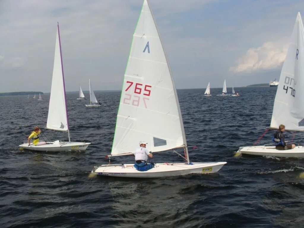 яхта луч 2. швертбот луч 2. парусный швертбот 470. швертбот луч. яхта класса луч радиал.