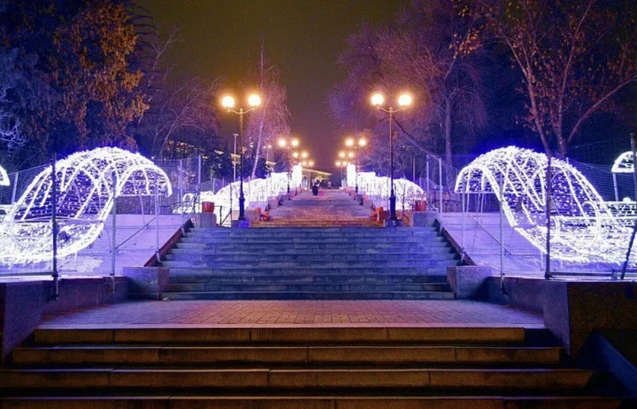 Нижний парк липецк ночью. Набережная липецк зимой. Новогодняя елка липецк. Нижний парк липецк площадь. Куда сходить в липецке зимой.