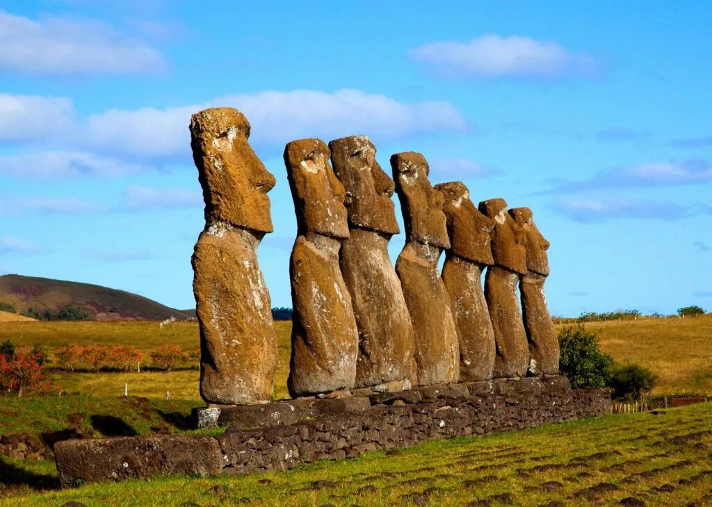 Каменные истуканы острова Пасхи. Моаи на острове Пасхи. Остров Пасхи статуи. Остров Пасхи статуи Моаи.