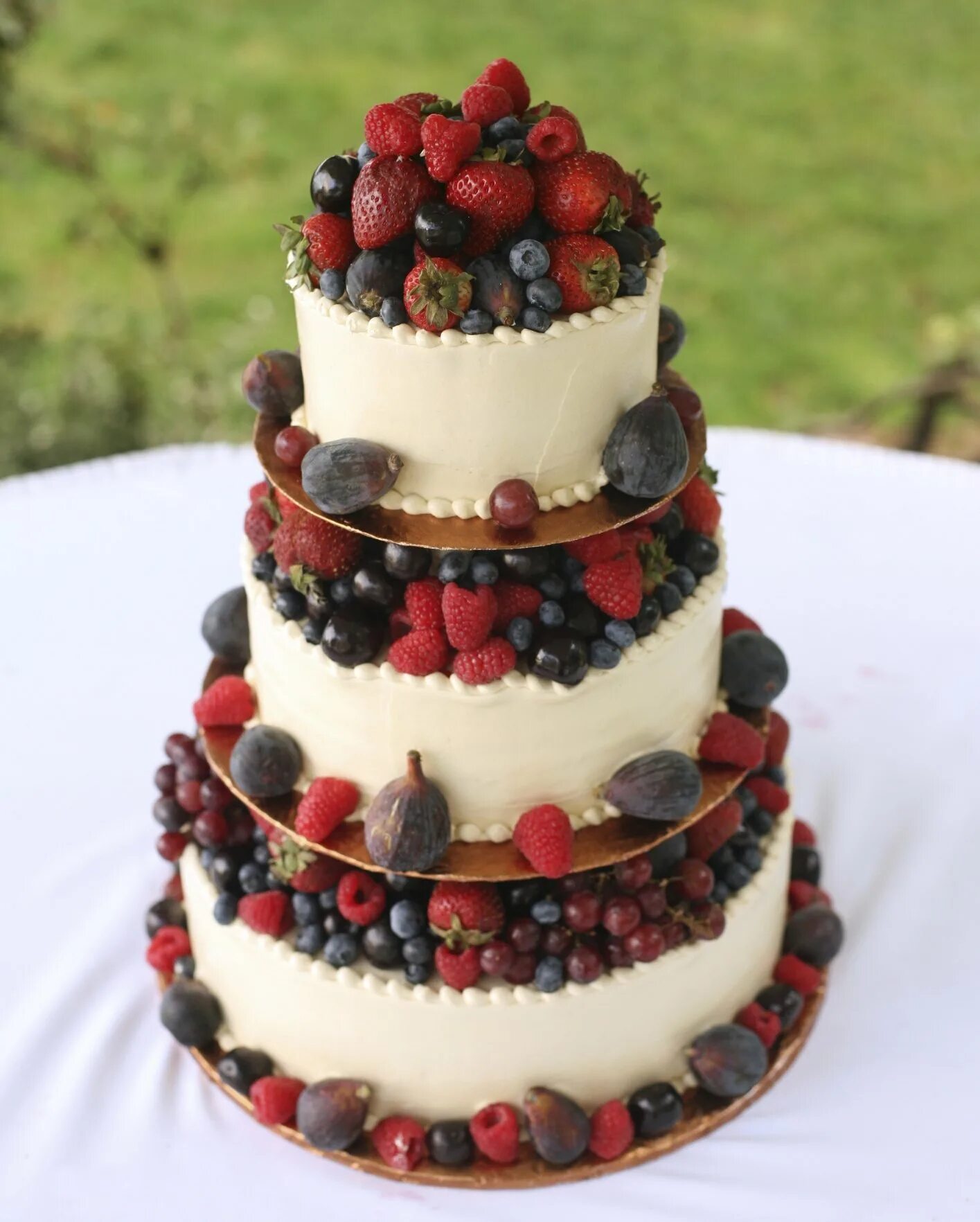 Бесплатное фото тортов. Торт с ягодами. Двухъярусный торт с ягодами. Свадебный торт с фруктами и ягодами. Торт двухъярусный с фруктами.