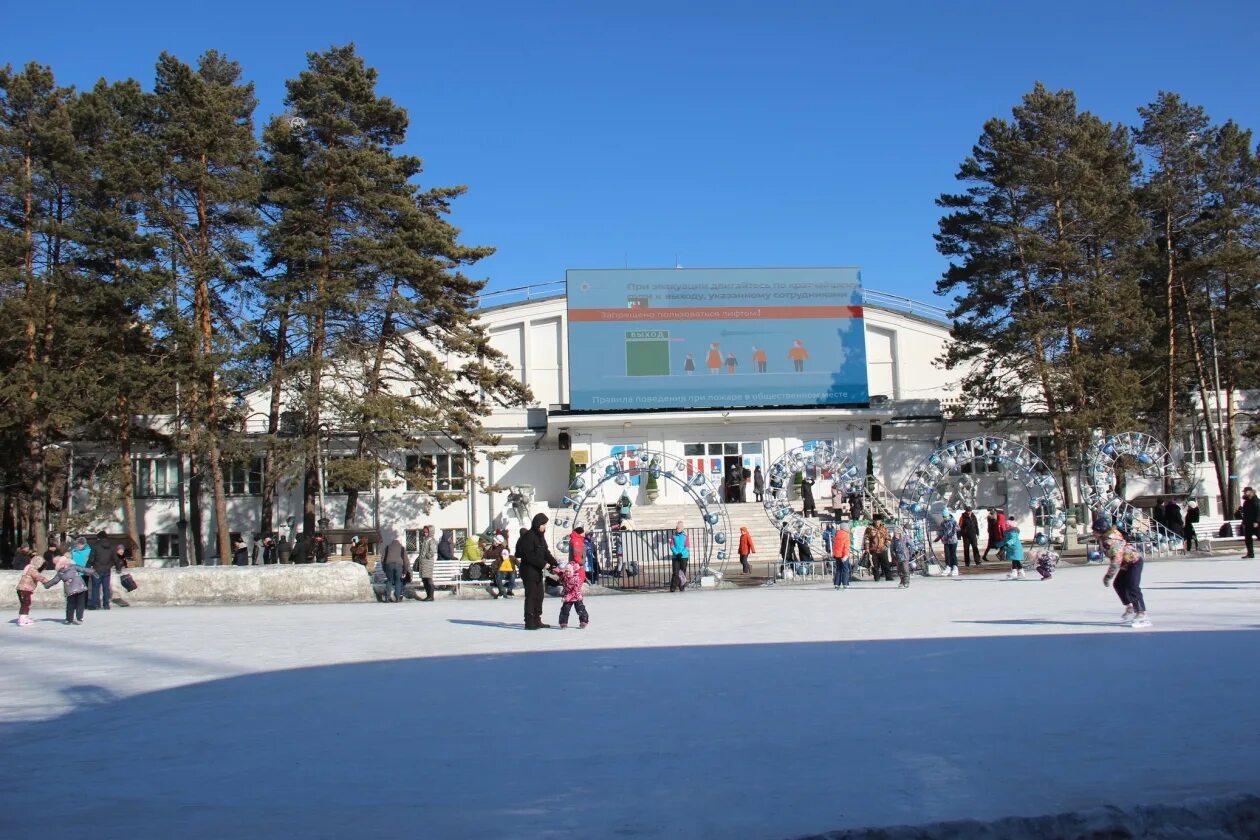 Набережная амура в хабаровске сейчас. Постройка набережной в хабаровске. Хабаровске речной бассейн. Работа на набережной хабаровск. Поющие фонтаны хабаровск набережная.