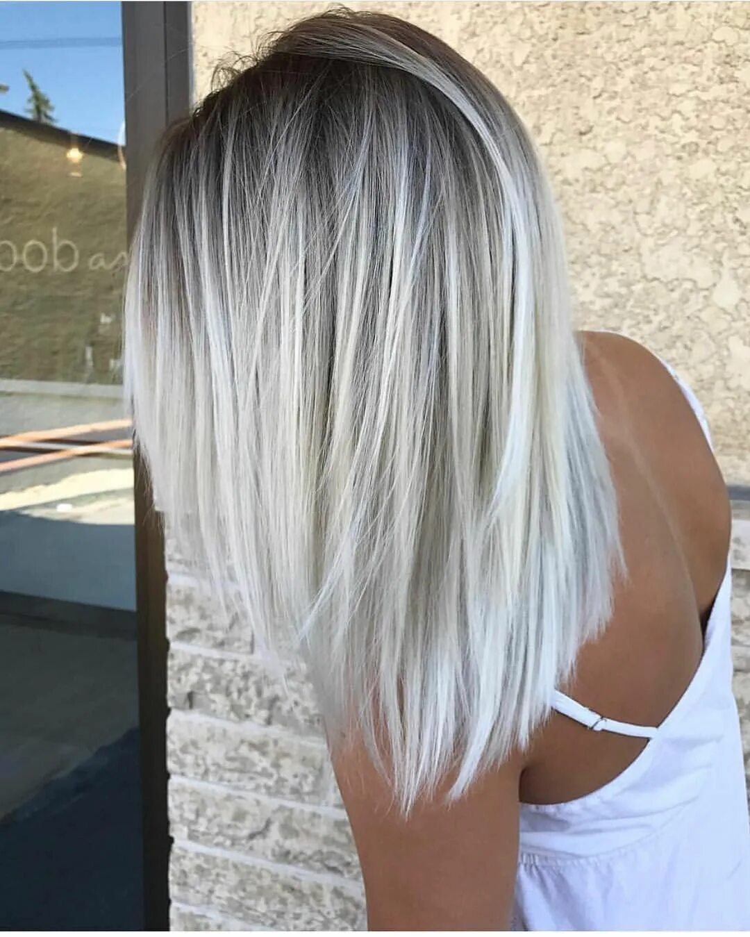 Блонд с затемнением корней. Лонг балаяж. Растяжка белым цветом. Пепельное окрашивание с темными корнями. Пепельная растяжка на волосах.