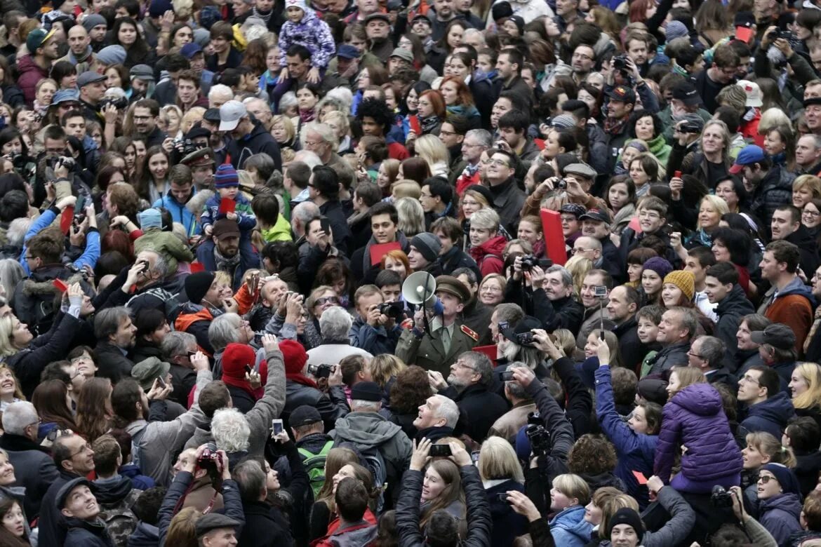 Митинг мигрантов. Митинг против мигрантов в Москве. Митинги беженцев в Латвии. Мигранты митинги