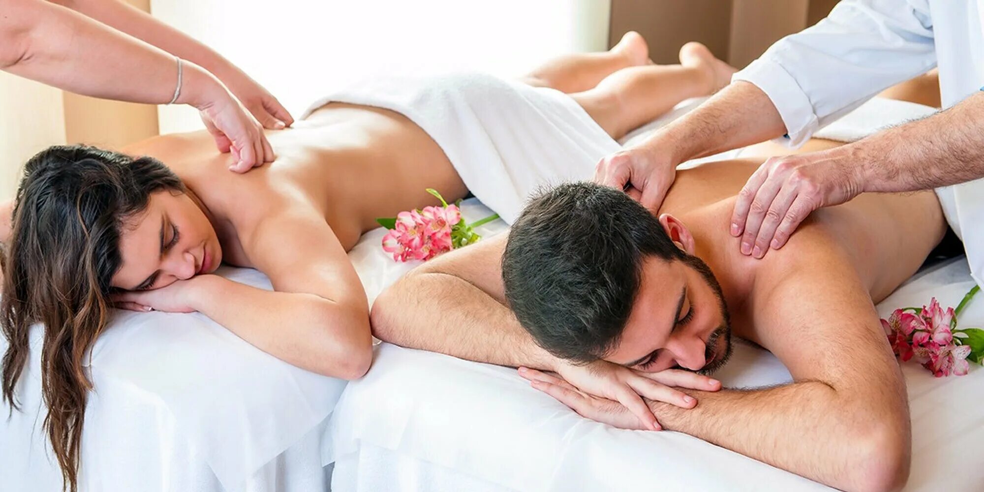 Couple massage. Спа для двоих. Массаж. Массаж мужской и женский. Масляный массаж для двоих.