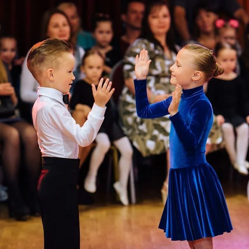 Конкурс танцев в школе. Школа танцев Росток лени Голикова. Спортивные танцы для детей. Детские бальные танцы. Спортивные бальные танцы дети 1.