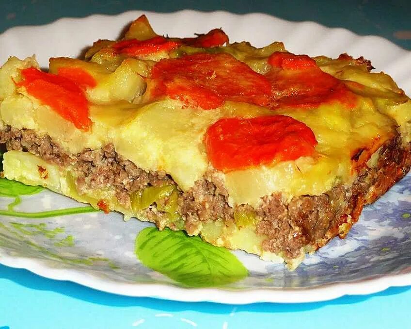 Как приготовить мясную запеканку в духовке. Запеканка из фарша и картофеля с помидорами и сыром. запеканка с фаршем и картофелем помидорами. запеканка картофельная с фаршем в духовке. запеканка с фаршем и картошкой в духовке с сыром.