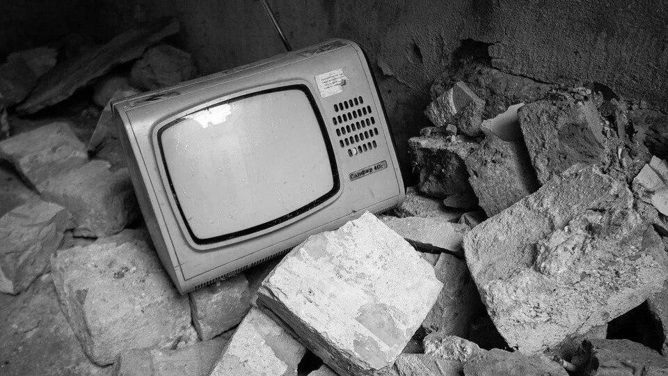Мужчина чинит телевизор. Старый телевизор. Телевизор блять. Телевизор блять. Поломанный телевизор.