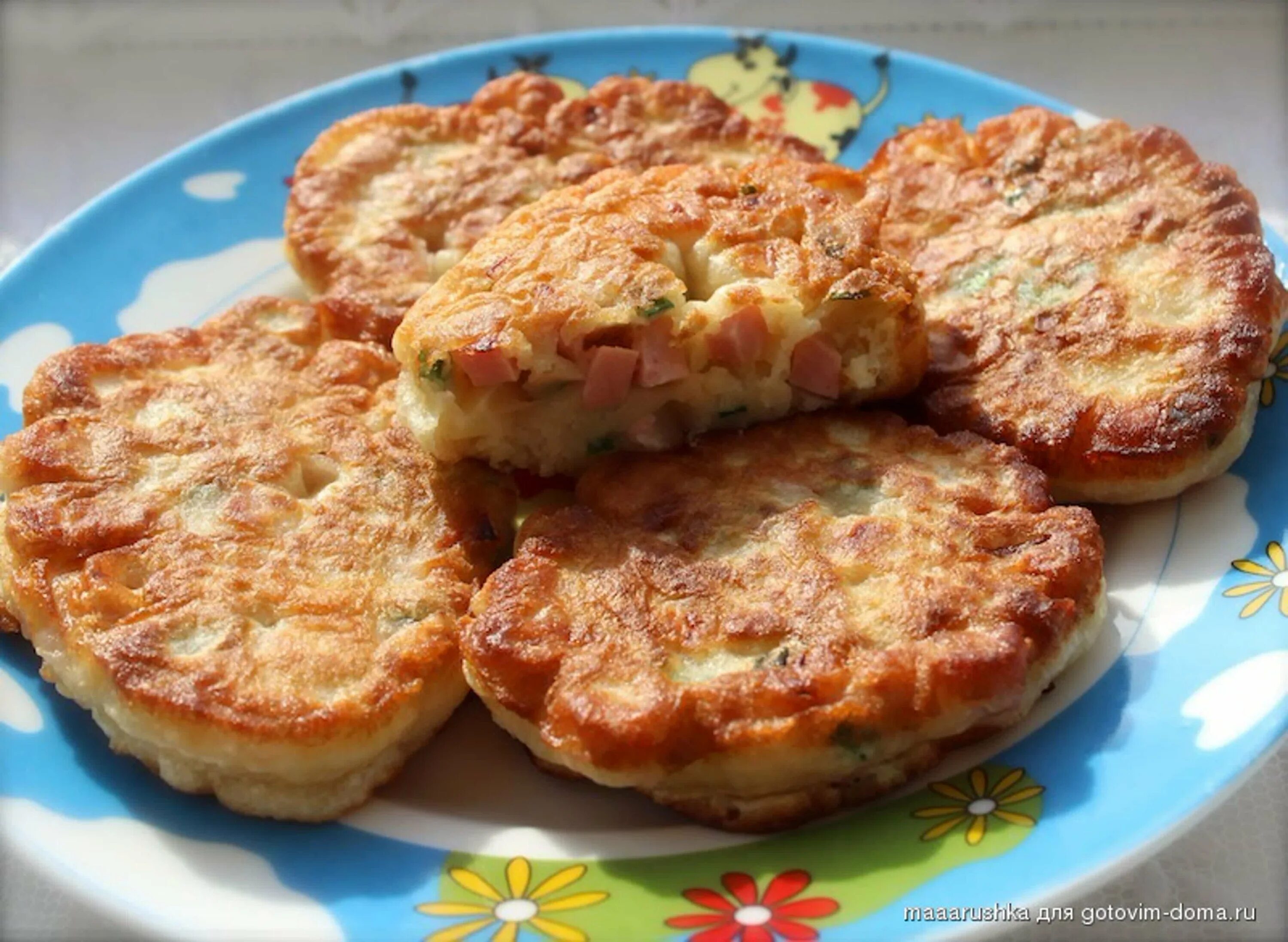 Оладьи в стиле пицца. Оладьи с колбасой и сыром. Оладушки с колбасой и сыром. Сырная лепешка. Оладьи на кефире с колбасой.