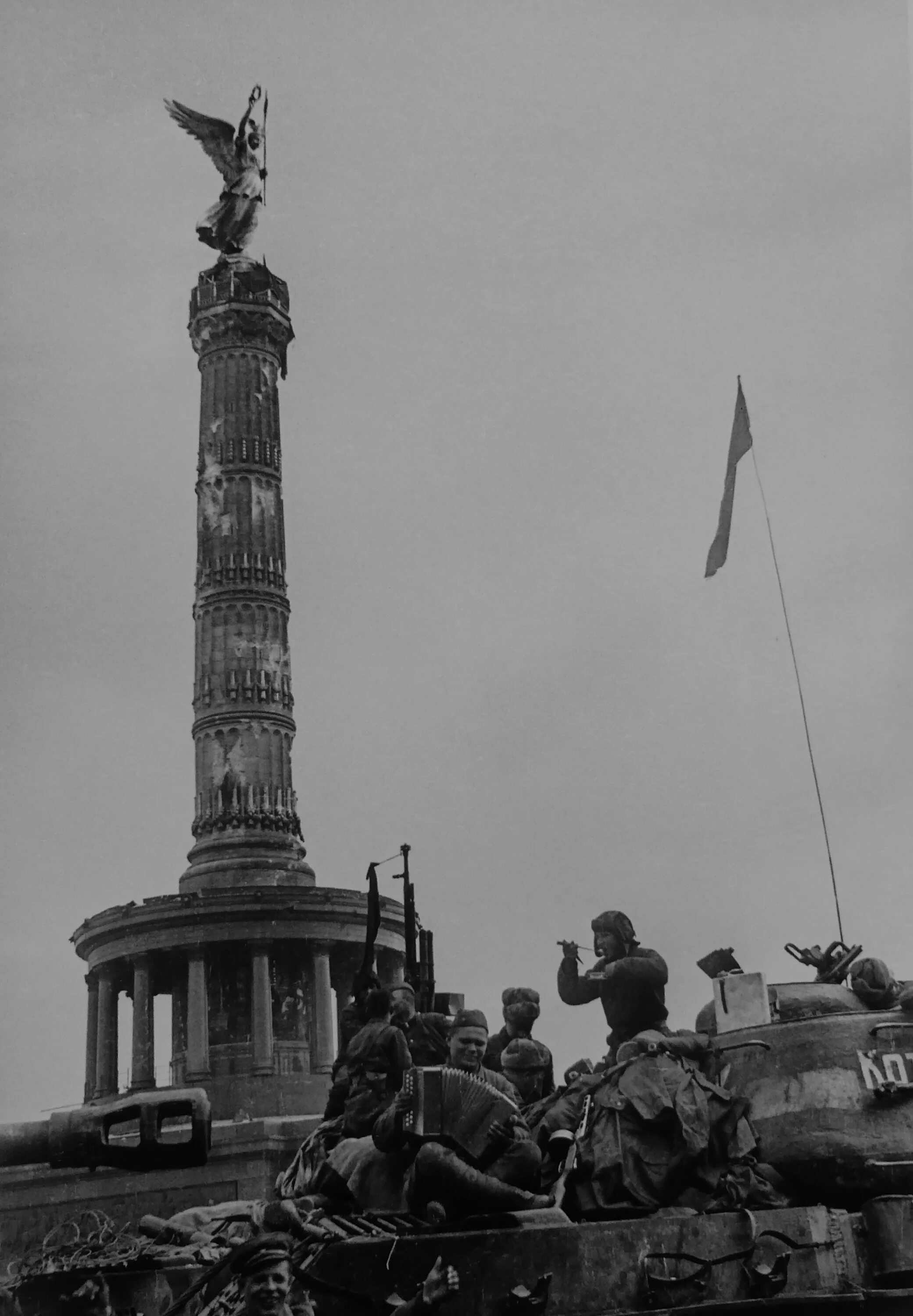 Колонна Победы в Берлине 1945. ВОВ победа Берлин 1945. Берлин, май 1945. Берлинцы май 1945 Берлин. Берлин 5 мая фото