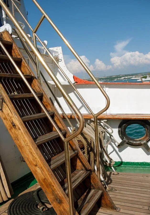 Между палубами. Лестница на корабле. Трап на корабле. Трап деревянный на судне. Лестница на яхте.